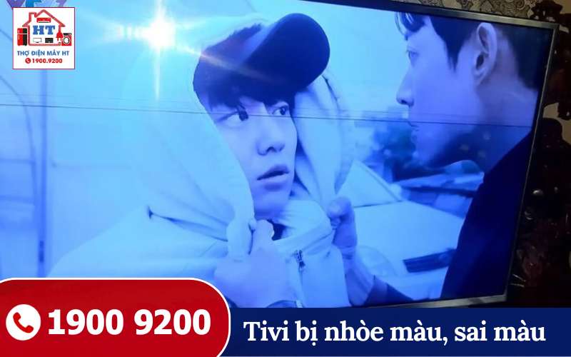 sua-tivi-bi-nhoe-mau