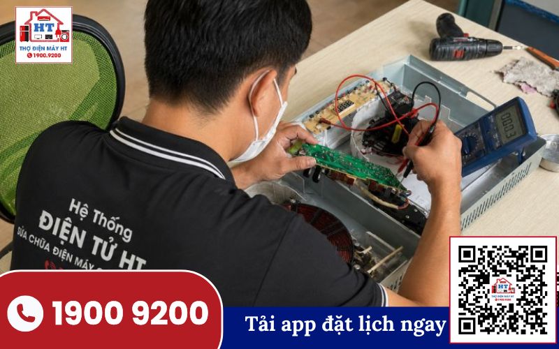Kỹ thuật viên Điện Tử HT đang kiểm tra bếp từ Cata tại nhà khách hàng