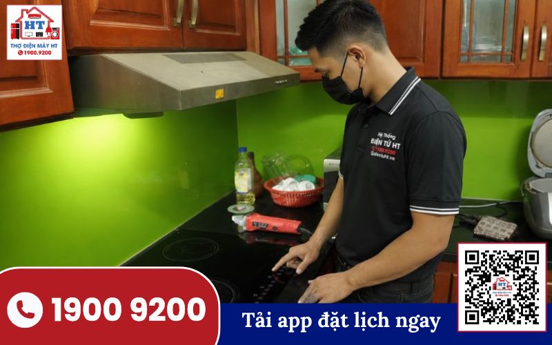Kỹ thuật viên Điện Tử HT kiểm tra bếp từ Panasonic tại nhà khách hàng