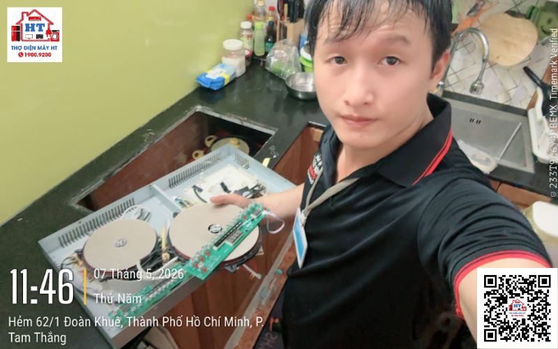 Kỹ thuật viên Điện Tử HT sửa bếp từ tại Long An
