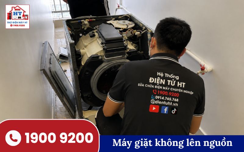 Kỹ thuật viên HT kiểm tra bo mạch máy giặt không lên nguồn tại Hải Phòng