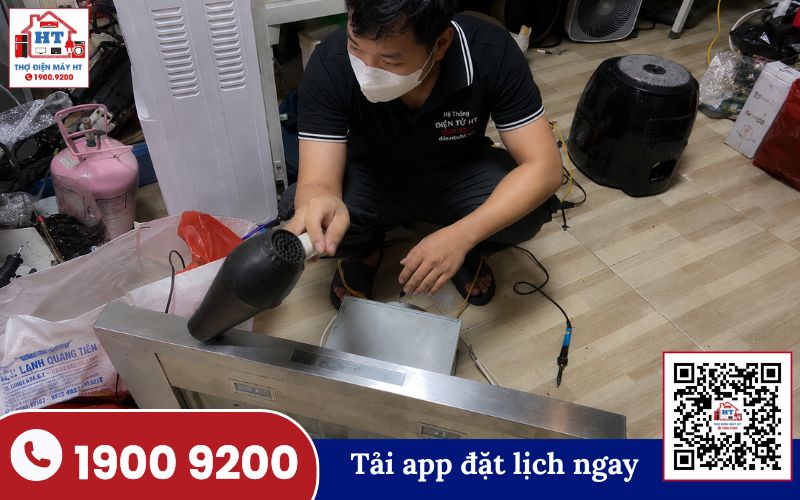Kỹ thuật viên Điện Tử HT kiểm tra máy hút mùi Canzy tại nhà khách hàng