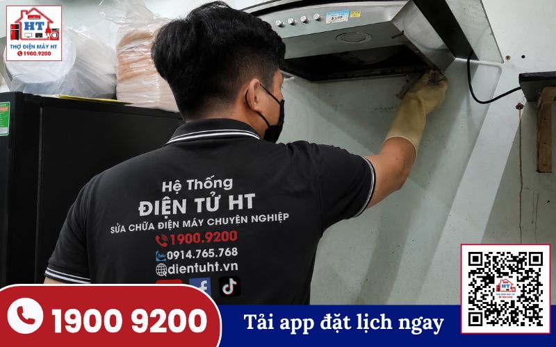 Kỹ thuật viên Hệ Thống Điện Tử HT kiểm tra máy hút mùi tại Long An