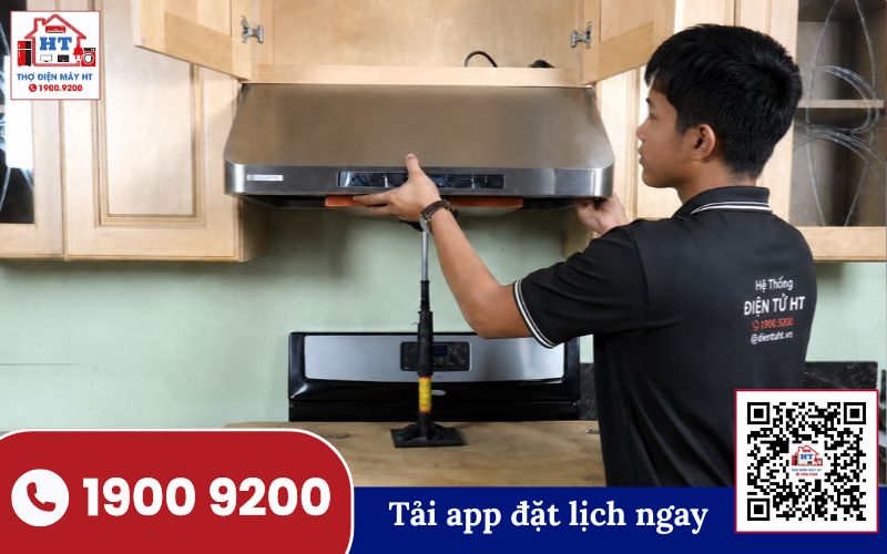 Kỹ thuật viên Điện Tử HT đang thực hiện quy trình kiểm tra máy hút mùi tại nhà