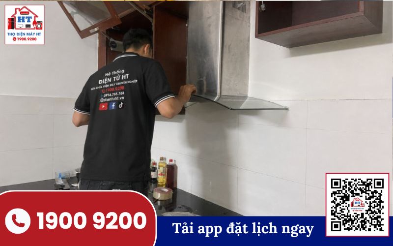 Kỹ thuật viên HT kiểm tra chi tiết máy hút mùi trong quy trình sửa chữa
