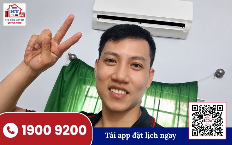 Kỹ thuật viên Điện Tử HT kiểm tra máy lạnh tại nhà khách hàng