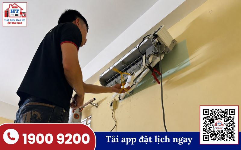 Kỹ thuật viên Hệ Thống Điện Tử HT đang kiểm tra máy lạnh Hisense tại nhà khách hàng