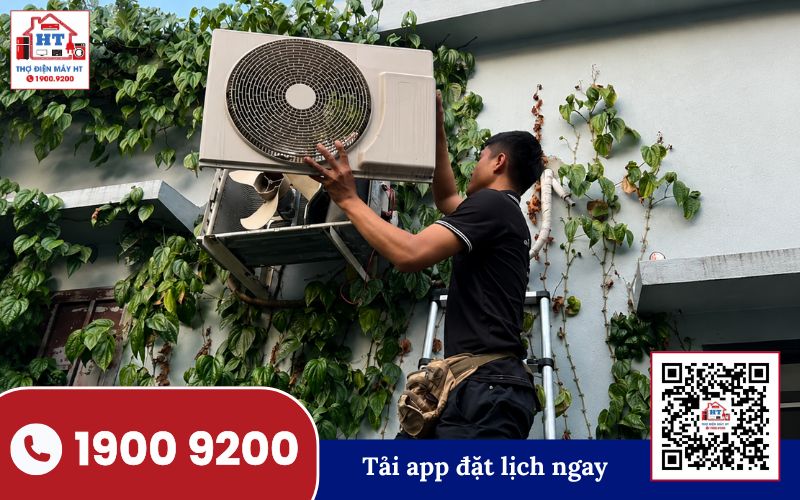 Kỹ thuật viên Điện Tử HT kiểm tra máy lạnh Hisense trong quy trình dịch vụ