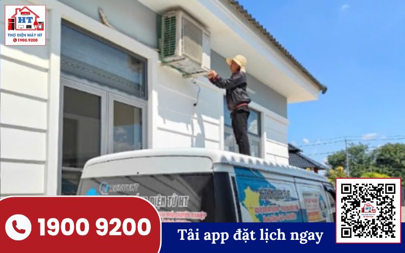 Kỹ thuật viên Điện Tử HT đang kiểm tra máy lạnh LG tại nhà khách hàng