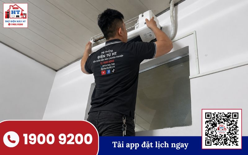 Kỹ thuật viên Điện Tử HT kiểm tra máy lạnh tại nhà khách hàng