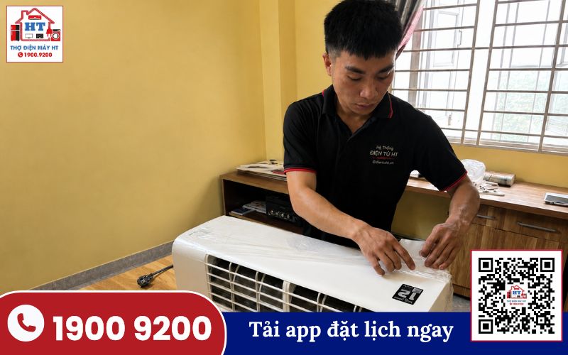 Kỹ thuật viên Điện Tử HT kiểm tra máy lạnh Panasonic tại nhà khách hàng