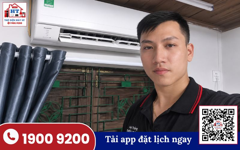 Kỹ thuật viên Điện Tử HT kiểm tra máy lạnh Toshiba tại nhà khách hàng
