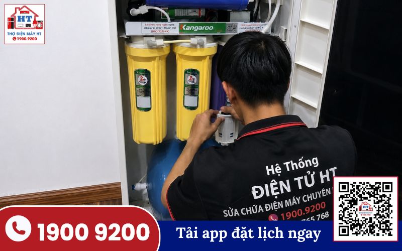 Kỹ thuật viên Điện Tử HT kiểm tra máy lọc nước tại nhà khách hàng Bạc Liêu