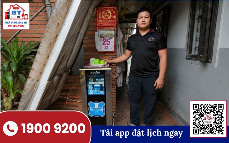 Kỹ thuật viên Điện Tử HT kiểm tra máy lọc nước tại nhà khách hàng