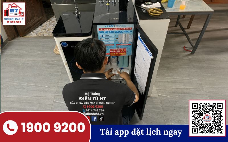 Kỹ thuật viên Điện Tử HT kiểm tra máy lọc nước Panasonic bị chảy nước tại nhà khách hàng