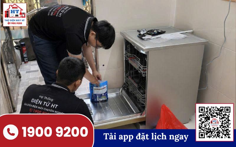 Kỹ thuật viên Điện Tử HT kiểm tra máy rửa chén tại nhà khách hàng Đà Nẵng