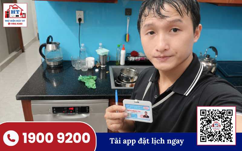 Kỹ thuật viên Điện Tử HT kiểm tra máy rửa chén tại nhà khách hàng