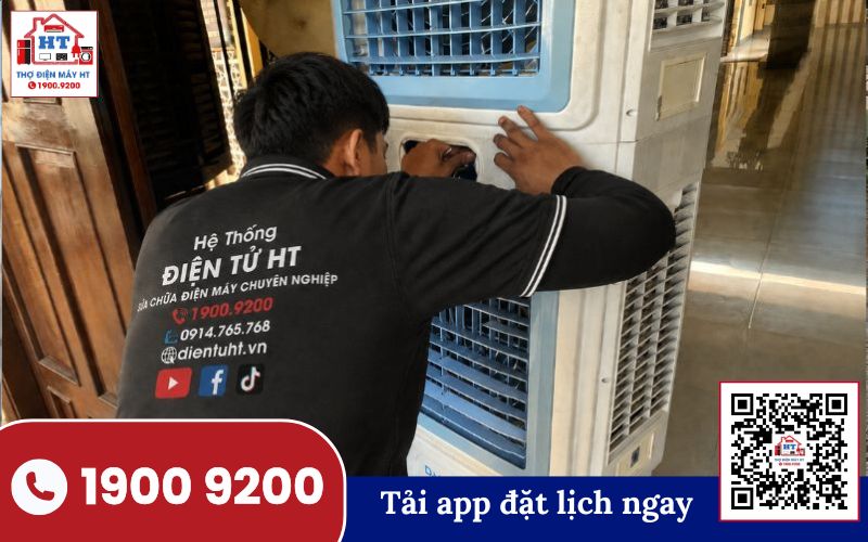 Kỹ thuật viên Điện Tử HT đang kiểm tra quạt hơi nước tại nhà khách hàng ở Nghệ An