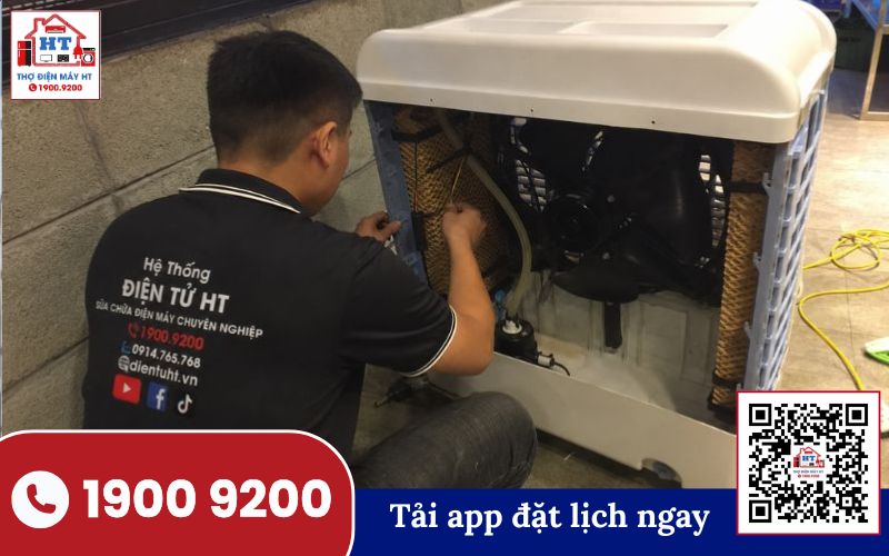 Kỹ thuật viên Điện Tử HT đang kiểm tra chi tiết quạt hơi nước để xác định lỗi