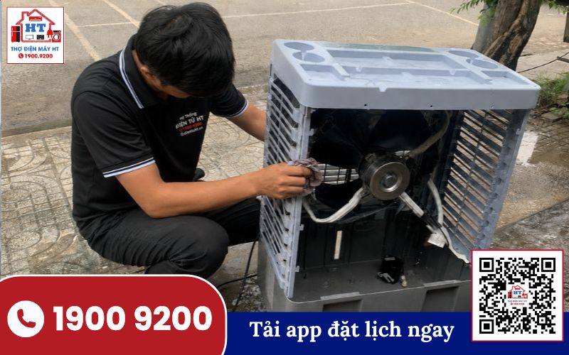 Kỹ thuật viên Điện Tử HT kiểm tra chi tiết quạt hơi nước trong quy trình sửa chữa tại nhà