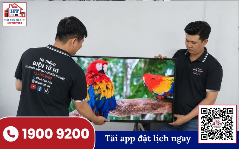 Kỹ thuật viên Điện Tử HT đang kiểm tra tivi tại nhà khách hàng ở Hà Nội