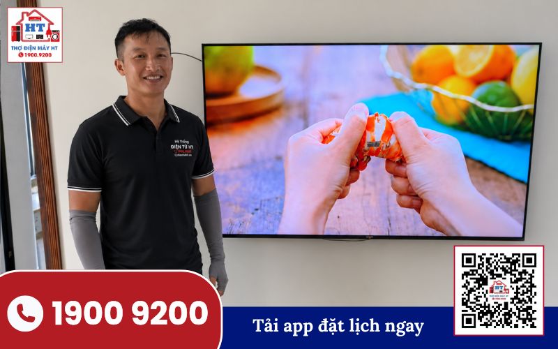 Kỹ thuật viên Điện Tử HT đang kiểm tra tivi tại nhà khách hàng ở Nghệ An