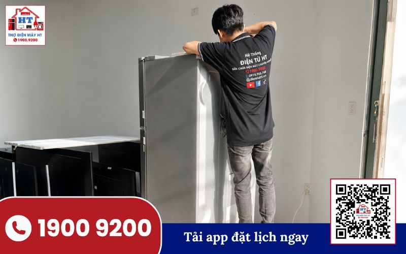 Kỹ thuật viên Điện Tử HT kiểm tra hệ thống làm đá tự động của tủ lạnh